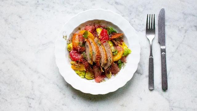 Rapeaa ankkaa, sitrussalaattia ja ruusukaalia