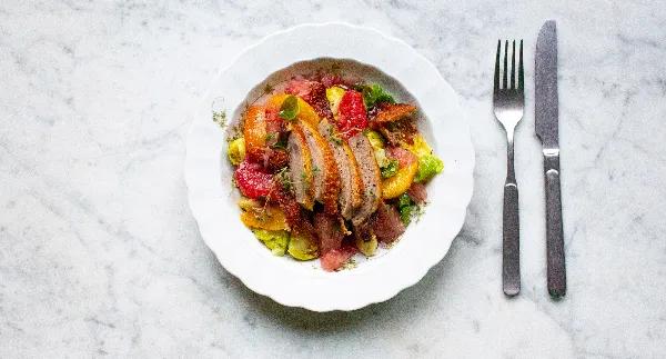 Rapeaa ankkaa, sitrussalaattia ja ruusukaalia