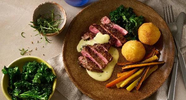 Paistettua naudan ulkofileetä, paahdettuja talvijuureksia ja rosmariini bearnaise-kastiketta
