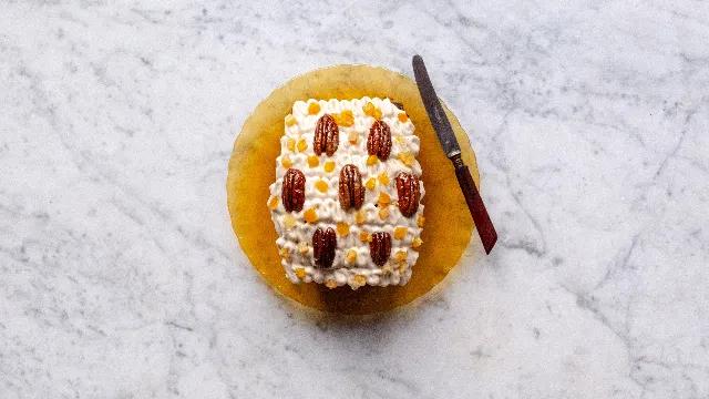 Deluxe porkkanakakku kanelikreemillä ja sokerissa paahdetuilla pekaanipähkinöillä