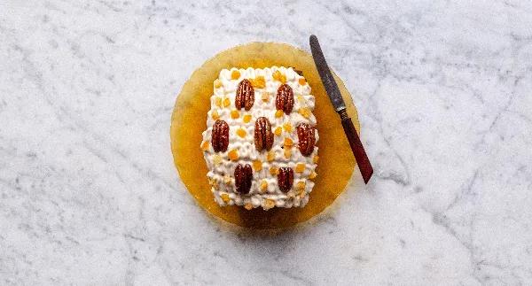 Deluxe porkkanakakku kanelikreemillä ja sokerissa paahdetuilla pekaanipähkinöillä