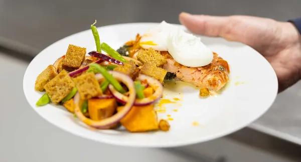 Lämminsavulohta, pinaattia, uppomunaa ja bataattisalaattia