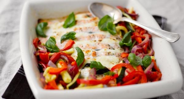 Mozzarella-uunilohi, sitruunalla maustetut uunikasvikset ja jogurttikastiketta