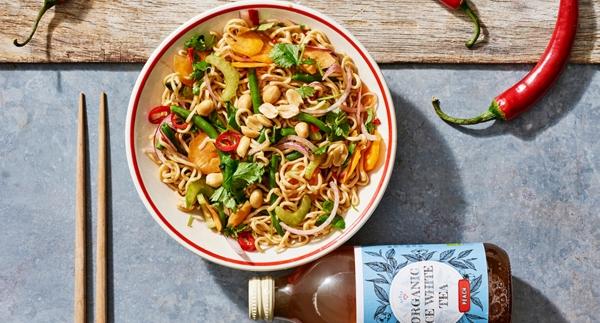 Mausteinen nuudelisalaatti