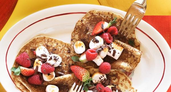 Täytetyt vaahtokarkki-marjaletut