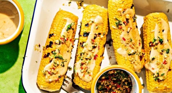 Grillatut maissit ja maapähkinävoidippi