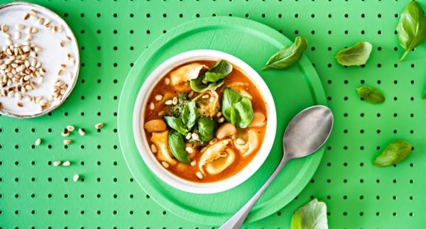 Tomaattikeitto tortellineilla