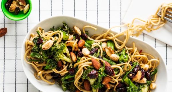 Parsakaali-pähkinäwokki