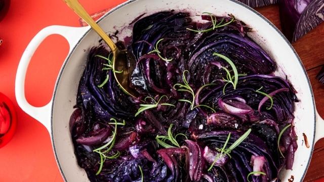 Glögissä haudutetut punakaalilohkot