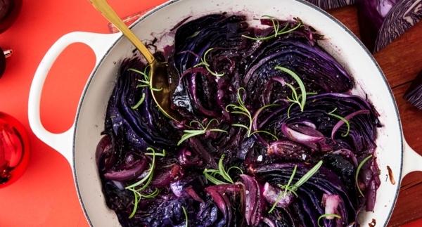 Glögissä haudutetut punakaalilohkot