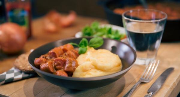 Nakkikastike ja peruna-juuresmuusi