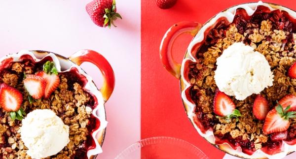 Mansikkapaistos maapähkinävoicrumblella