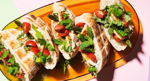 Pitaleivät halloumilla ja parsalla