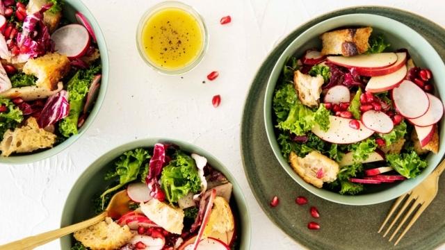 Jouluinen panzanella-salaatti