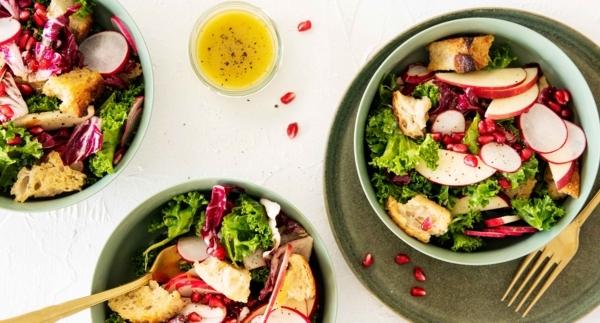 Jouluinen panzanella-salaatti