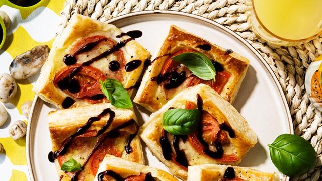 Tomaatti-mozzarellapiirakat