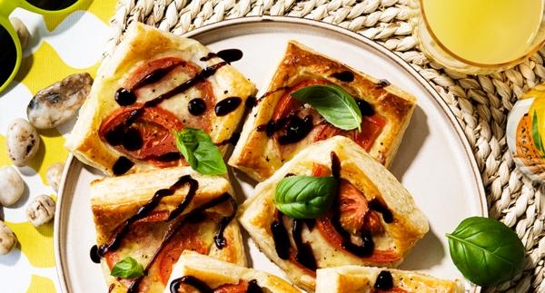 Tomaatti-mozzarellapiirakat