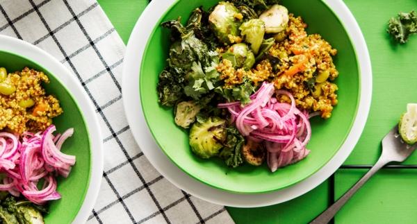 Lämmin kvinoa-ruusukaalikulho