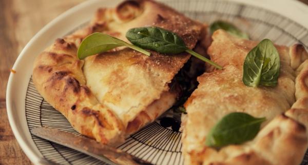 Pinaatti-lohi pizza calzone