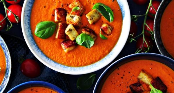 Tomaatti-linssikeitto halloumikrutongeilla