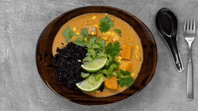 Massaman-curry bataatilla ja mustalla riisillä