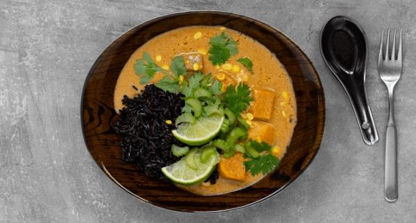 Massaman-curry bataatilla ja mustalla riisillä