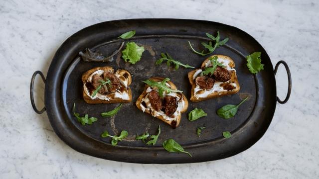 Briossi vuohenjuustolla ja balsamiviikunoilla