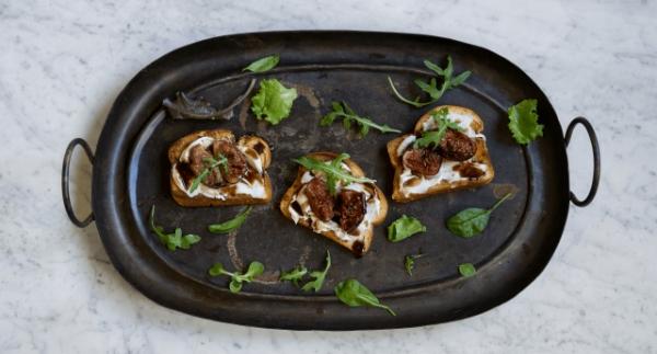 Briossi vuohenjuustolla ja balsamiviikunoilla