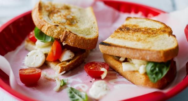 Tomaatti-mozzarella-fenkoli bruschetta