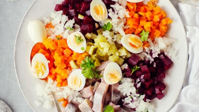 Silliä ja viiriäisenmunia rosollipedillä