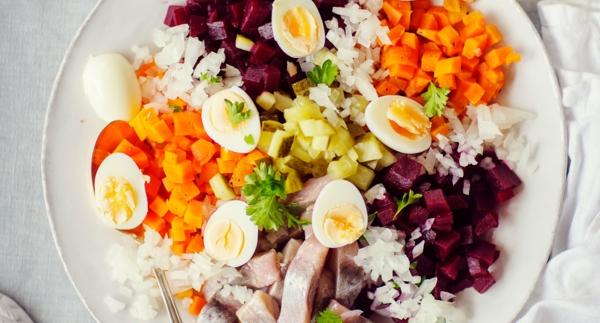 Silliä ja viiriäisenmunia rosollipedillä