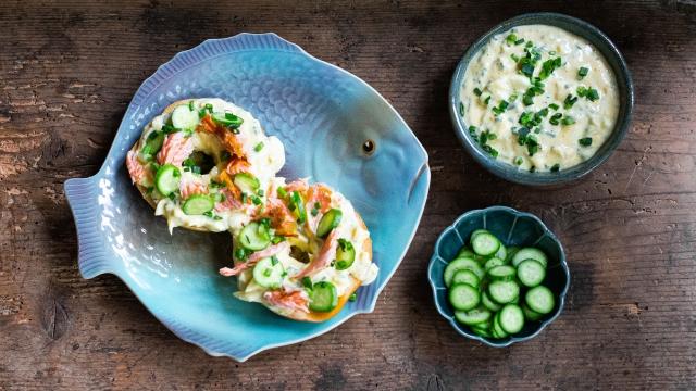 Voirinkelit kananmunakermalla ja savustetulla kirjolohella