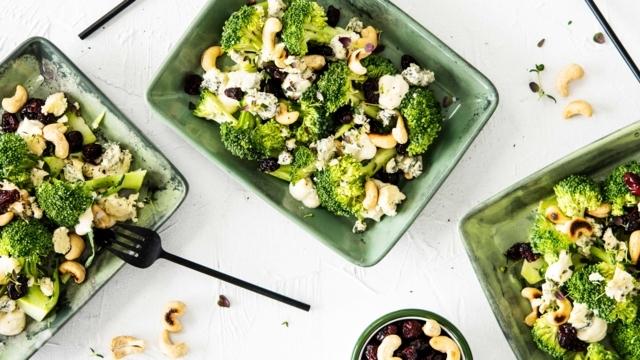 Parsakaali-sinihomejuustosalaatti