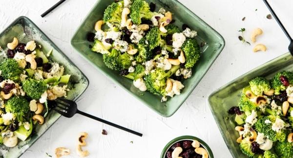 Parsakaali-sinihomejuustosalaatti