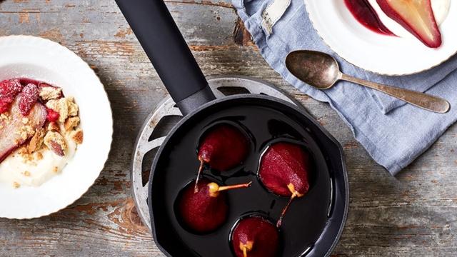 Marinoidut päärynät, vaahdotettu mascarpone ja keksimuru