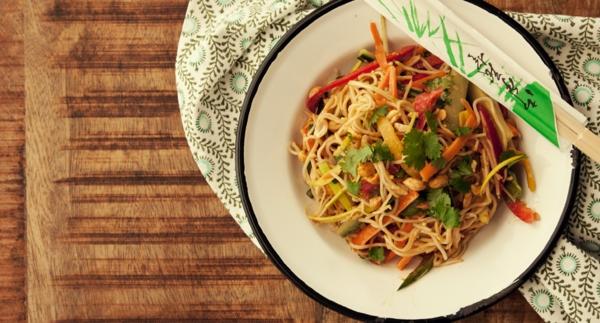 Maapähkinä-nuudelisalaatti