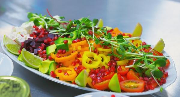 Sateenkaarisalaatti kanalla ja kikhernekrutongeilla