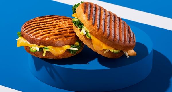 Amanda Kotajan kultamitalitoast pikasalaatilla