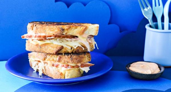 Reuben-leipä joulukinkusta