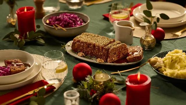 Linssi-sienipaisti punakaalilla, perunamuusilla ja vegaanisella kastikkeella