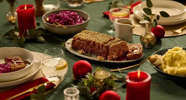 Linssi-sienipaisti punakaalilla, perunamuusilla ja vegaanisella kastikkeella