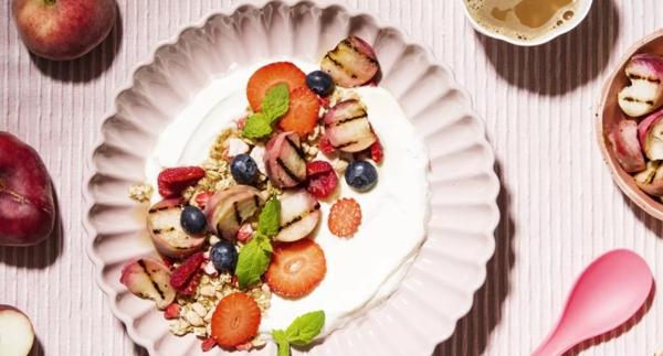 Jogurttibowl grillatuilla persikoilla