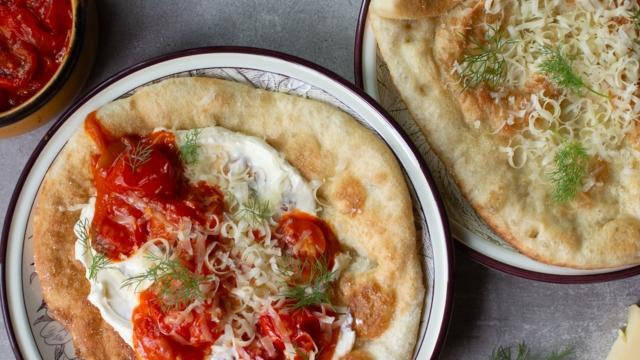 Lángos tomaatti-paprikamuhennoksella