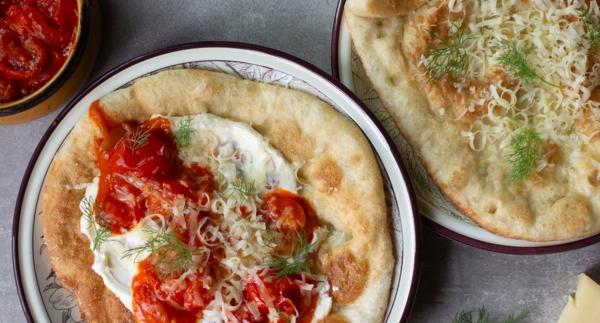 Lángos tomaatti-paprikamuhennoksella