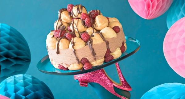 Näyttävä suklaakakku tuulihatuista