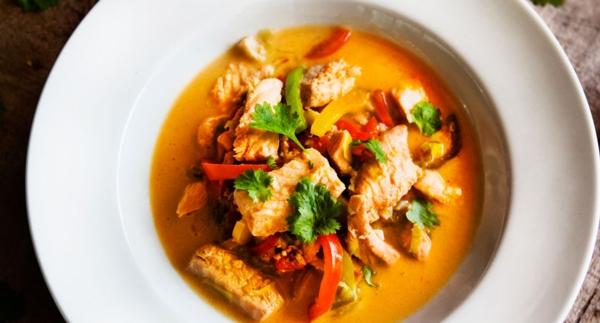 Nopea lohi-chili-kookoskeitto