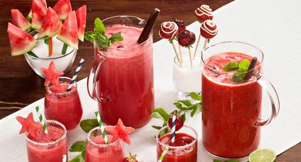 Alkoholittomat mansikkamargaritat ja melonijuoma