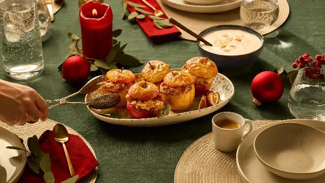 Uuniomena taateli-mantelimassatäytteellä ja vanilja-soijajogurtilla