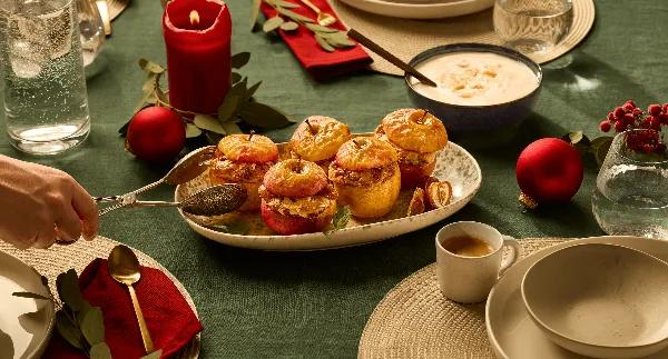 Uuniomena taateli-mantelimassatäytteellä ja vanilja-soijajogurtilla